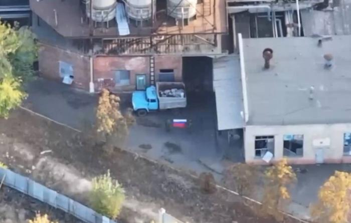 Русские флаги в Купянске, источник Телеграм-канал Kotsnews