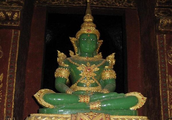 Статуя Изумрудного Будды. Каждый год тысячи паломников и туристов приезжают в Бангкок, чтобы увидеть эту уникальную статую и почтить её своим присутствием. 