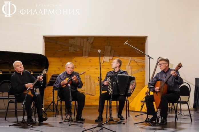 Нынешний состав квартета: Виктор Колупаев (балалайка прима), Александр Рождествин (домра), Николай Шешенёв (баян) и Андрей Кулигин (бас-балалайка)