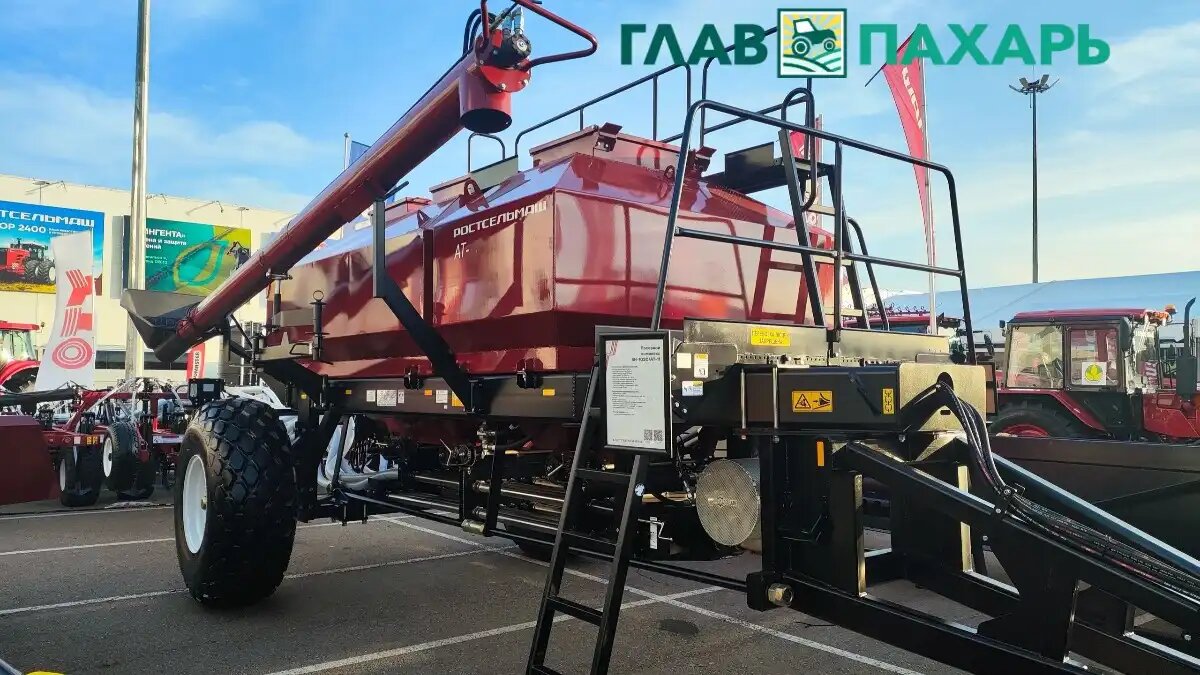 Фото: © Артём Борисов / Glavpahar.ru
На уличной экспозиции Ростсельмаш в рамках ЮГАГРО-2025 показали посевной комплекс SH-1020 AT-11