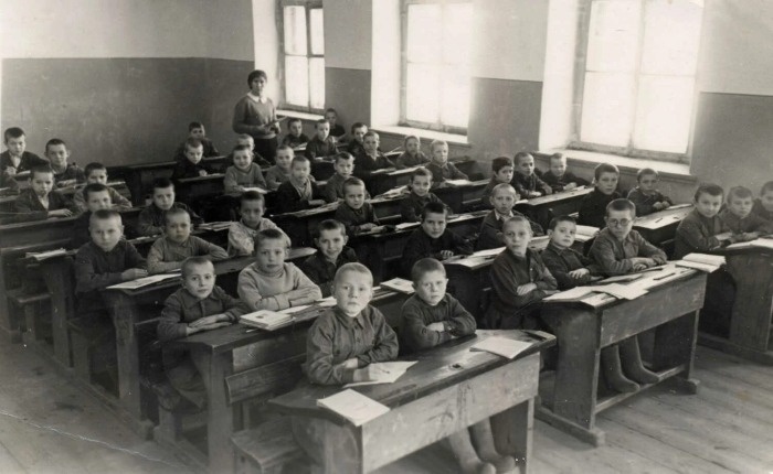 В 1943 году было решено, что мальчикам и девочкам не следует обучаться вместе.