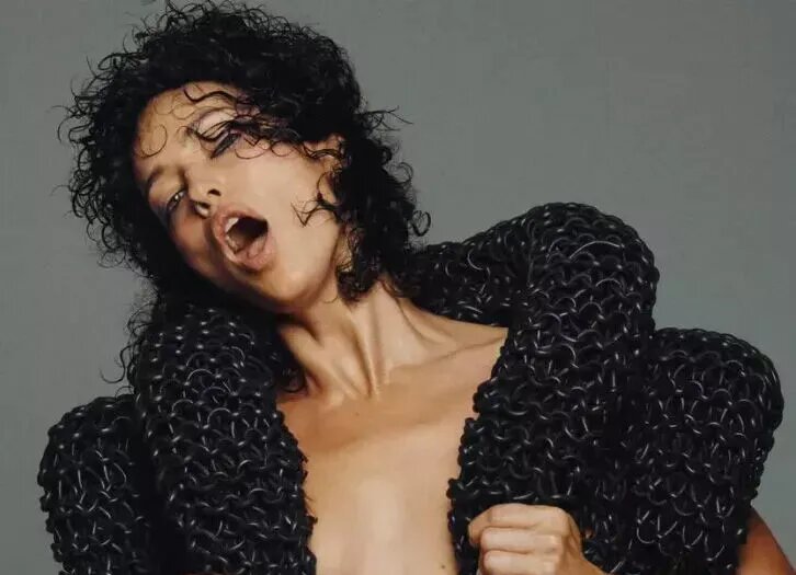    Полуобнаженная Ирина Шейк появилась на обложке глянца