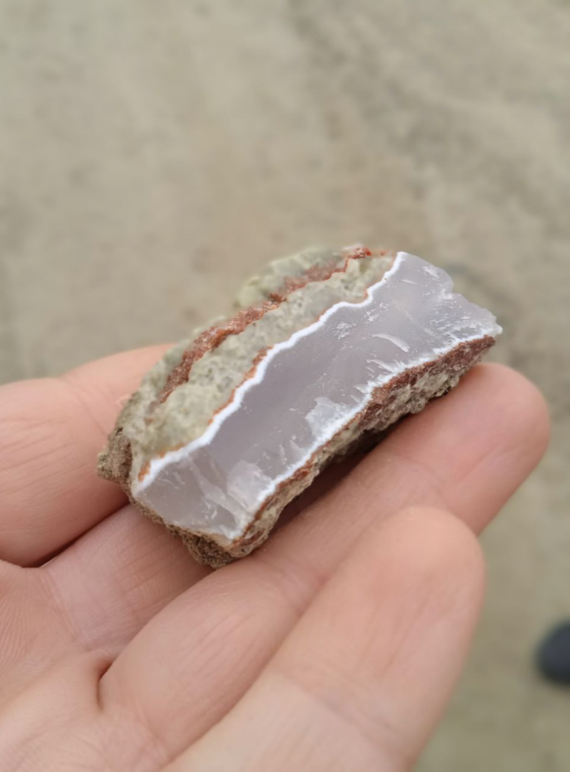 Точные причины неизвестны. Одни говорят, что дело в близости к азербайджанской границе. Другие - что все самое вкусное на месторождении уже выбрали. 