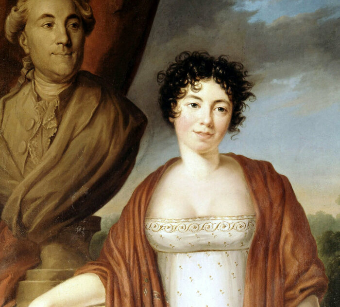 С детства вращалась в высших кругах.