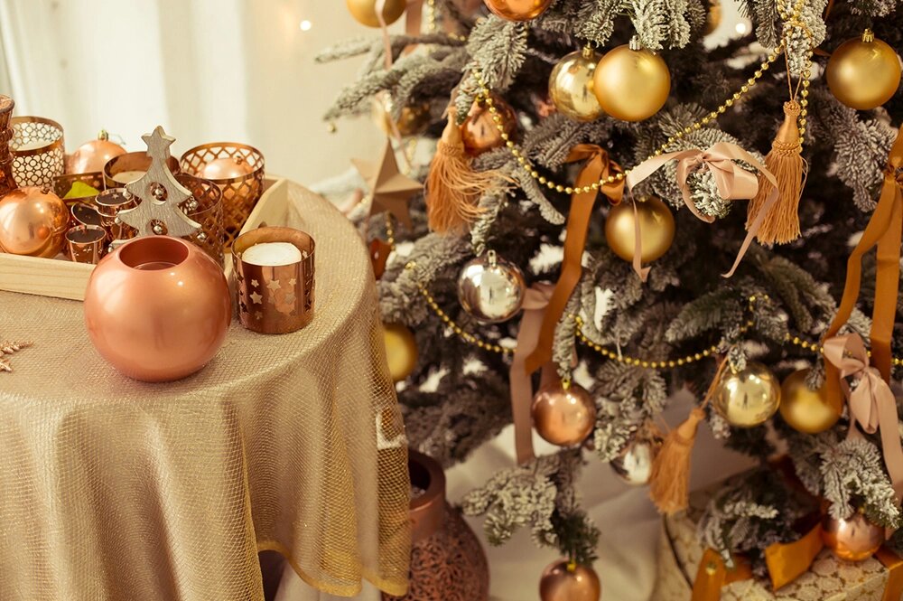    Чтобы заручиться поддержкой Огненной Лошади важно украсить елку со вкусом. Фото: istockphoto.com/ 1301151875