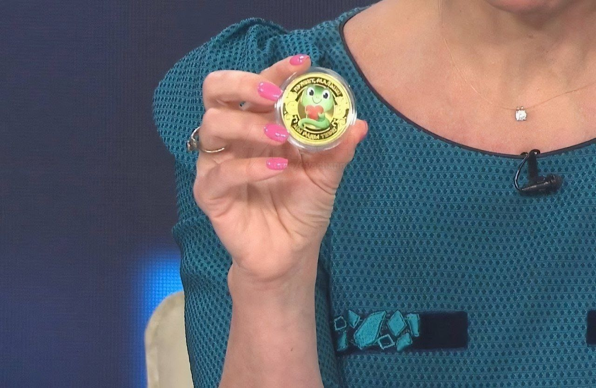 Привет, малыш! Мы рады тебе - надпись на медальке