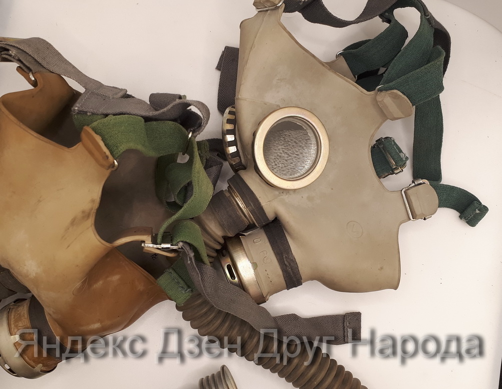 Две маски МД-1 слева 3 размера с гарантийными тесемками, справа 4 размера без них. Фото автора