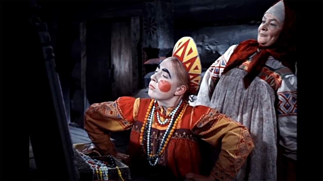 Кадр из фильма "Морозко" Марфушка у зеркала