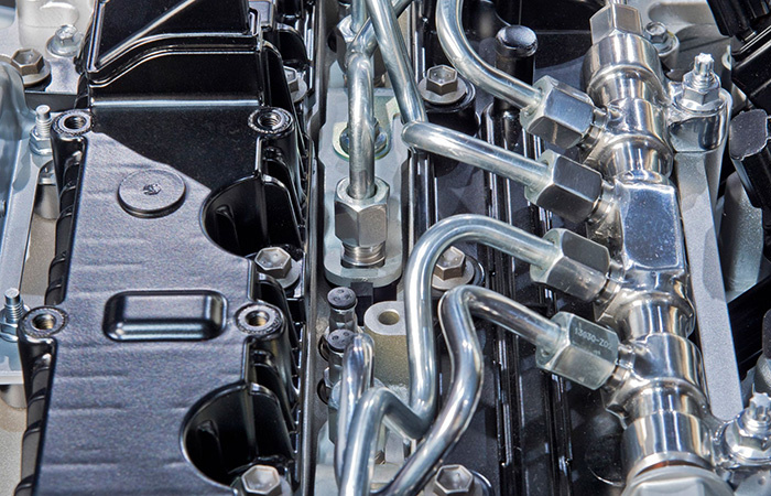 Он сочетает в себе черты бензинового ДВС и дизеля