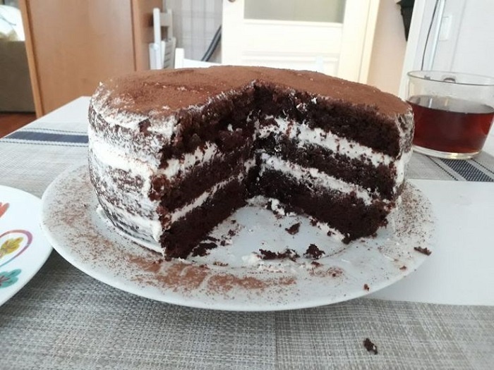 Шоколадные коржи и крем из творожного сыра