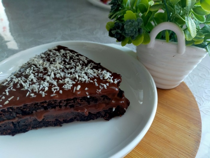 Украсьте брауни кокосовой стружкой