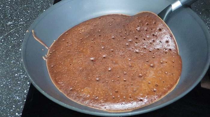 Выпекайте коржи, как обычные блины