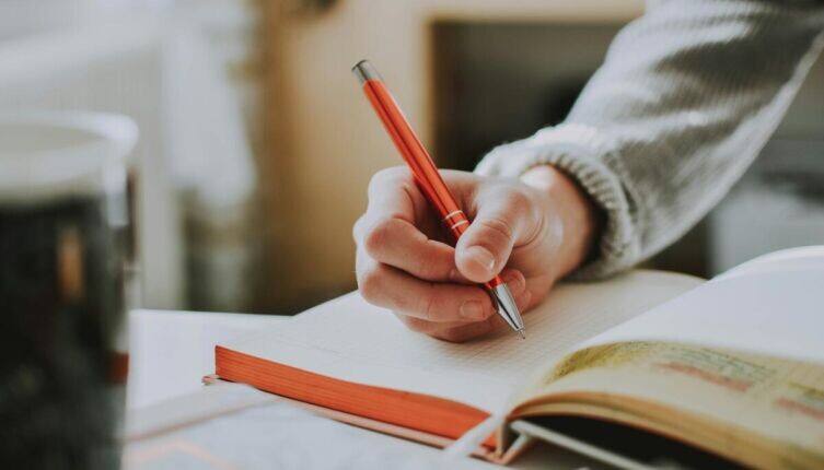    Как образуются новые слова? С помощью суффиксов Фото: lilartsy on Unsplash