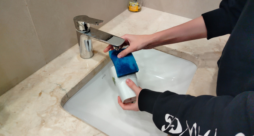    Отказалась от губок и перешла на эту вещицу - не воняет и моет даже лучше: есть на кухне у каждого