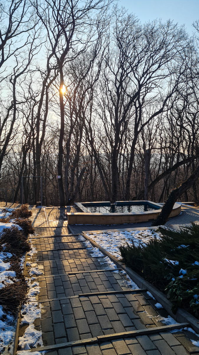 Бассейн с водой из источника.