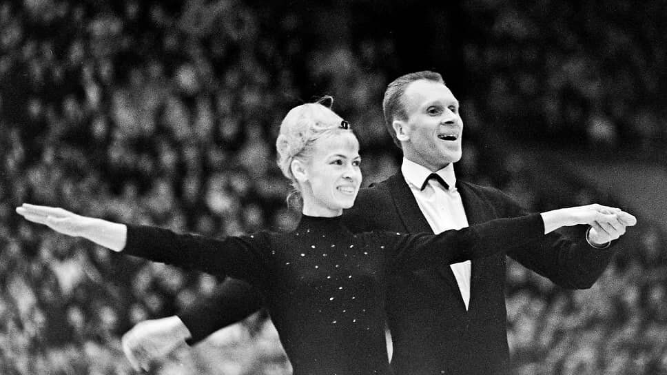 «Я бы ей сказал не так — вслух, а вполголоса, что она — единый человек со мной. Я — это она. Она — это я. И мы соединены навеки вместе. И это все объясняет то, что такое любовь»,— говорил о своей Людмиле Олег Протопопов в интервью «РИА Новости» в 2022 году, за год до своей смерти. Они встретились в середине прошлого века, прожили вместе 63 года и до последнего были преданы фигурному катанию .📷Фото: А. Бочинин / Фотоархив журнала «Огонёк»