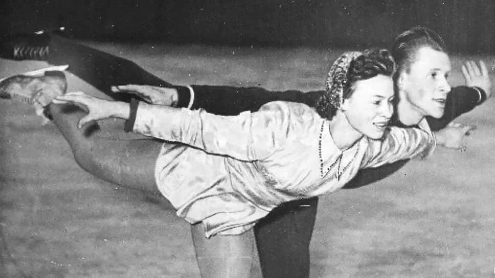 В 1954 году на семинаре по фигурному катанию в Москве Людмила познакомилась с фигуристом Олегом Протопоповым. Он был старше на три года, пришел в спорт тоже поздно — в 15 лет, начинал у Николая Панина-Коломенкина, первого российского олимпийского чемпиона. В момент их встречи Протопопов служил в Ленинграде на Балтийском флоте, а главное — выступал в паре с другой фигуристкой. Союз Белоусовой — Протопопова сложился как-то случайно, но эта случайность изменила не только их жизни, но и советское и мировое парное фигурное катание .📷Фото: @Belousova and Protopopov Skaters