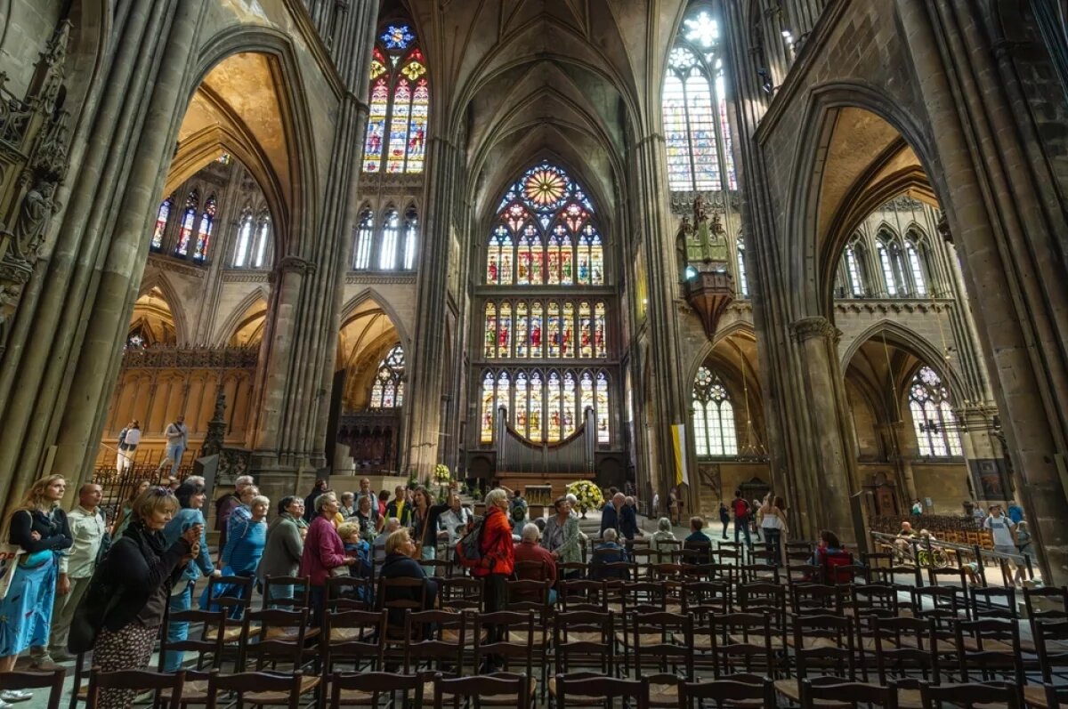    Верующие в Мецском соборе.