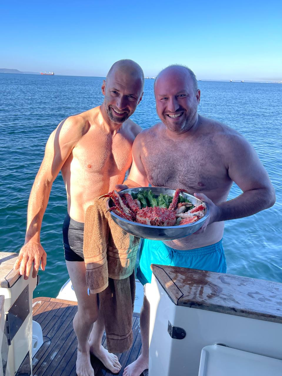 Свежайший камчатский краб прямо из моря на яхте во Владивостоке