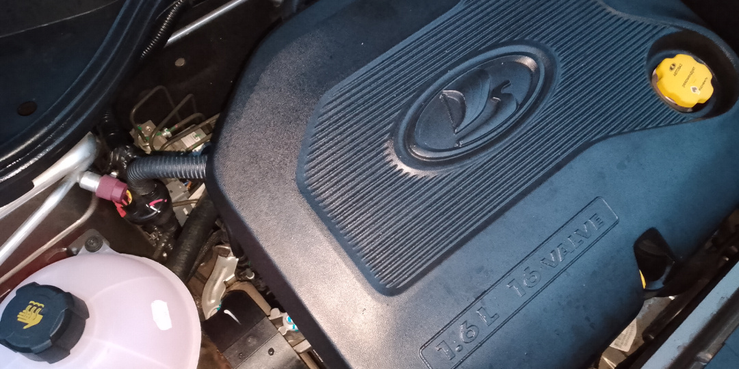 Страховка шлангов от протирания под крышкой (экраном) 16ти клапанного двигателя на Лада Веста NG