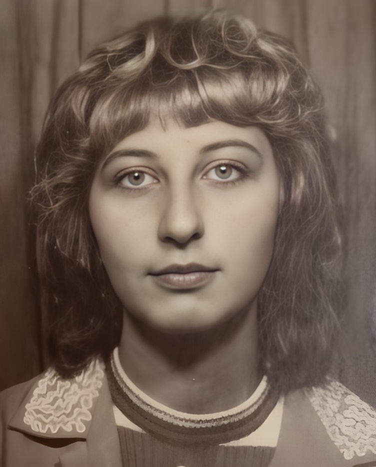 Мне здесь 19 лет. Это я на практике в магазине "Синтетика" в отделе мужские сорочки, это форма такая с белым воротником для всех продавцов.