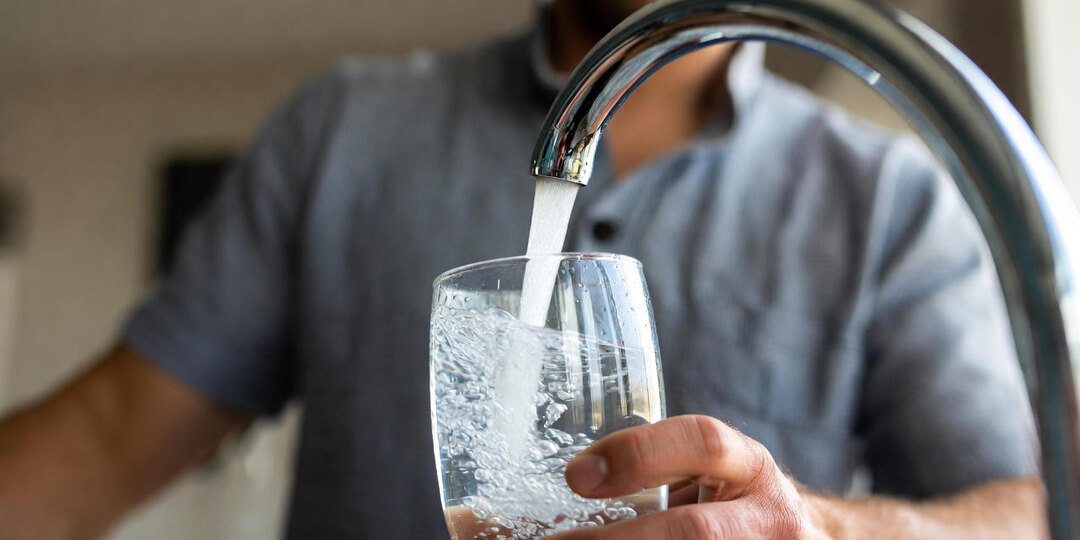 Почему вода из-под крана может быть полезнее, чем дорогие фильтры и бутилированная вода — но только если знать один критически важный нюанс