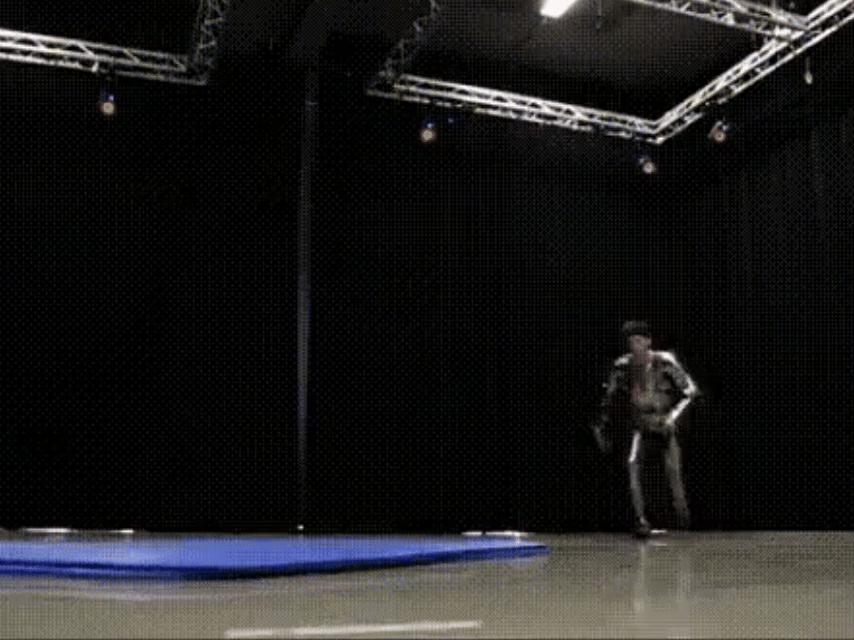 Исследователь Даниэль Жаке провёл серию экспериментов с доспехами XV века и заявил: взрослый мужчина в полной броне способен не только залезть на коня, но и подтянуться на турнике, а также выполнить кувырок и «колесо». 