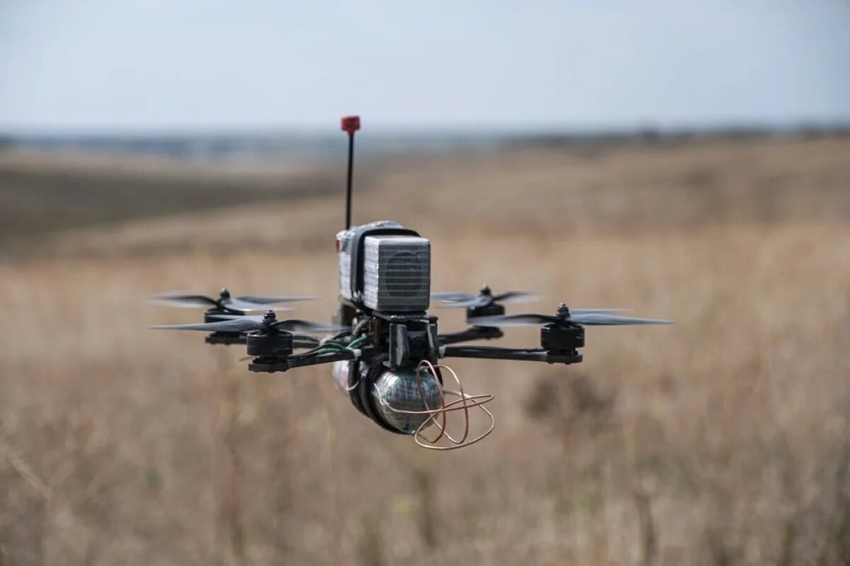    Колонны пленных, кроме машины с конвоиром, сопровождают ещё и «птички».