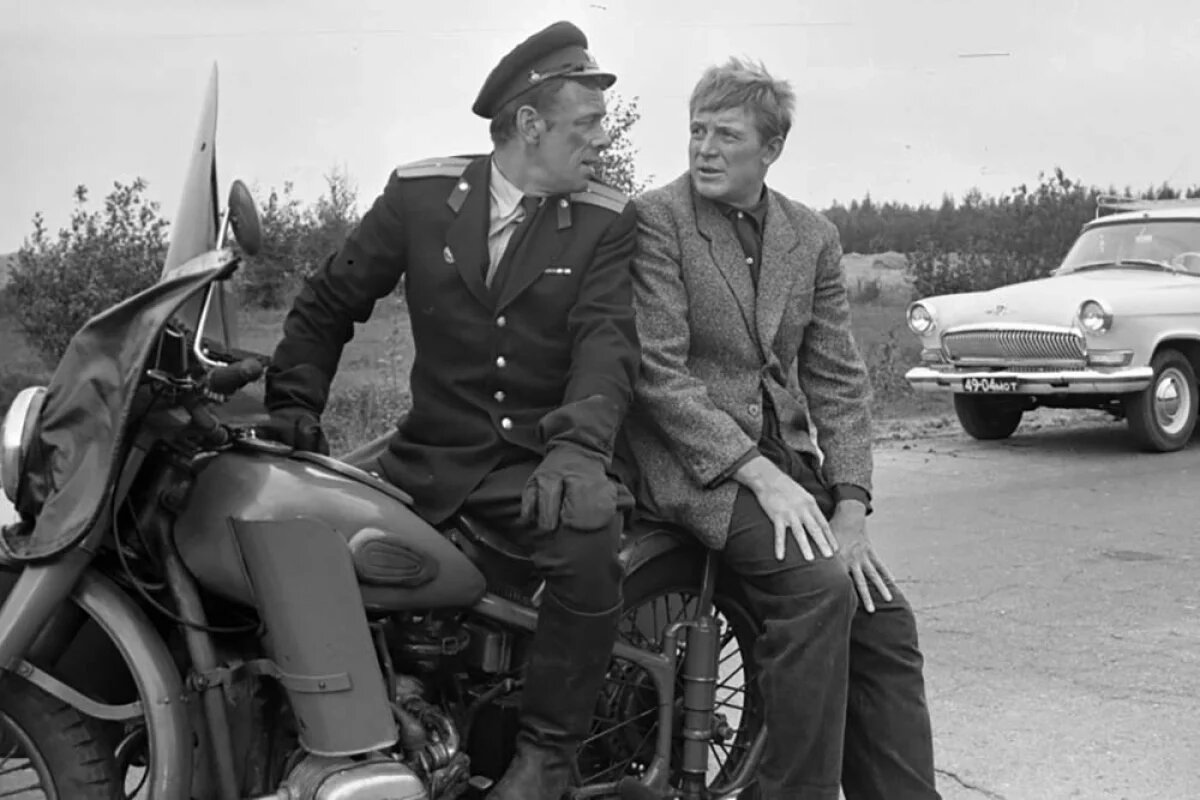    Актеры Георгий Жженов (слева) в роли милиционера и Иннокентий Смоктуновский в роли Деточкина.