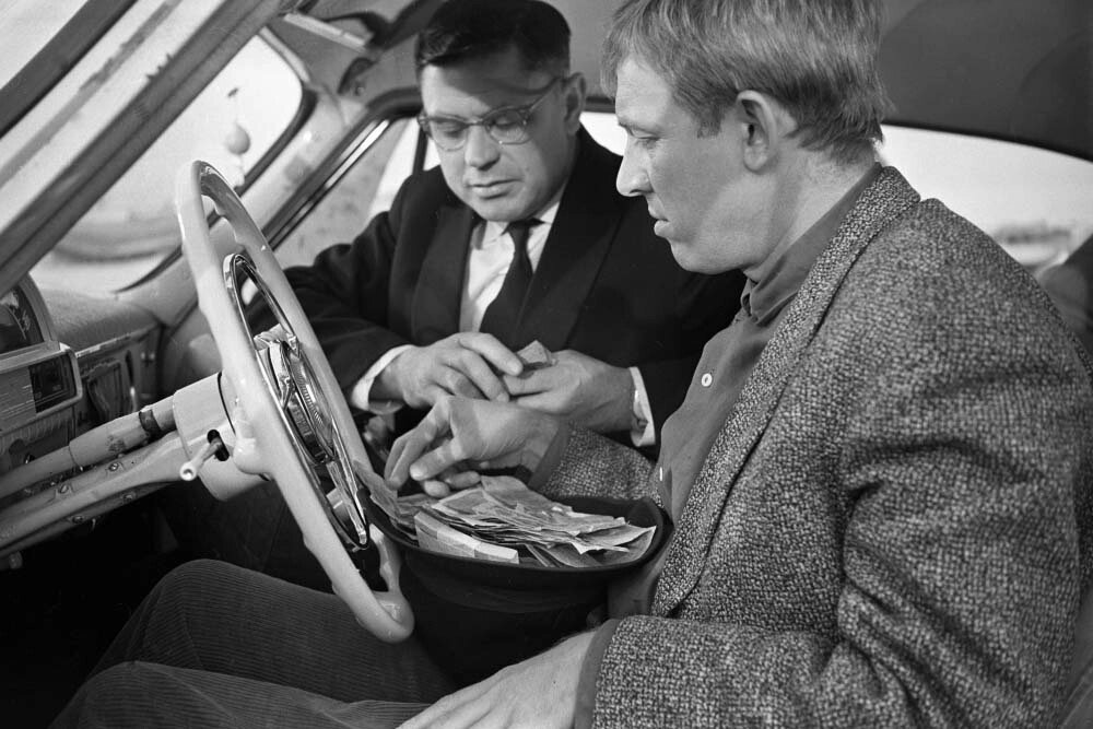    Иннокентий Смоктуновский (справа) в роли Юрия Деточкина и Донатас Банионис в роли пастора. Фото: РИА Новости