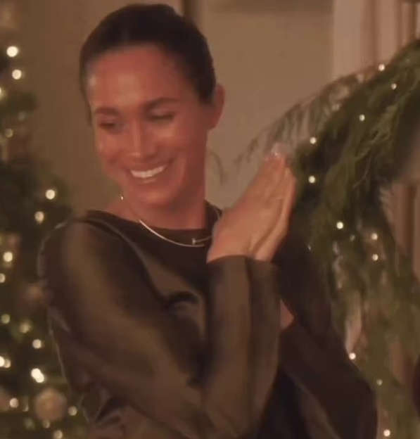 К письму было прикреплено GIF-изображение Меган, которая, по-видимому, украшает свой дом к Рождеству, играя с вязаным чулком на каминной полке.