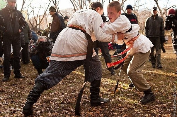 Поединок борцов в русском стиле.