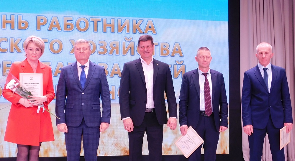    Награждены коллективы сельскохозяйственных предприятий за достижение высоких производственных показателей работы на уборке урожая . Фото Анны Зубаревой