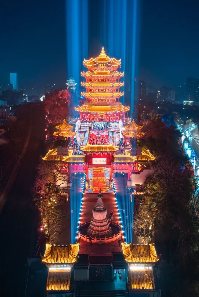 Башня имеет высоту 51,4 метра, ширину первого этажа 30 метров. Интерьер поддерживают 72 круглые колонны. Крыша построена из более чем 100 000 желтых глазурованных плиток. (2 фото)