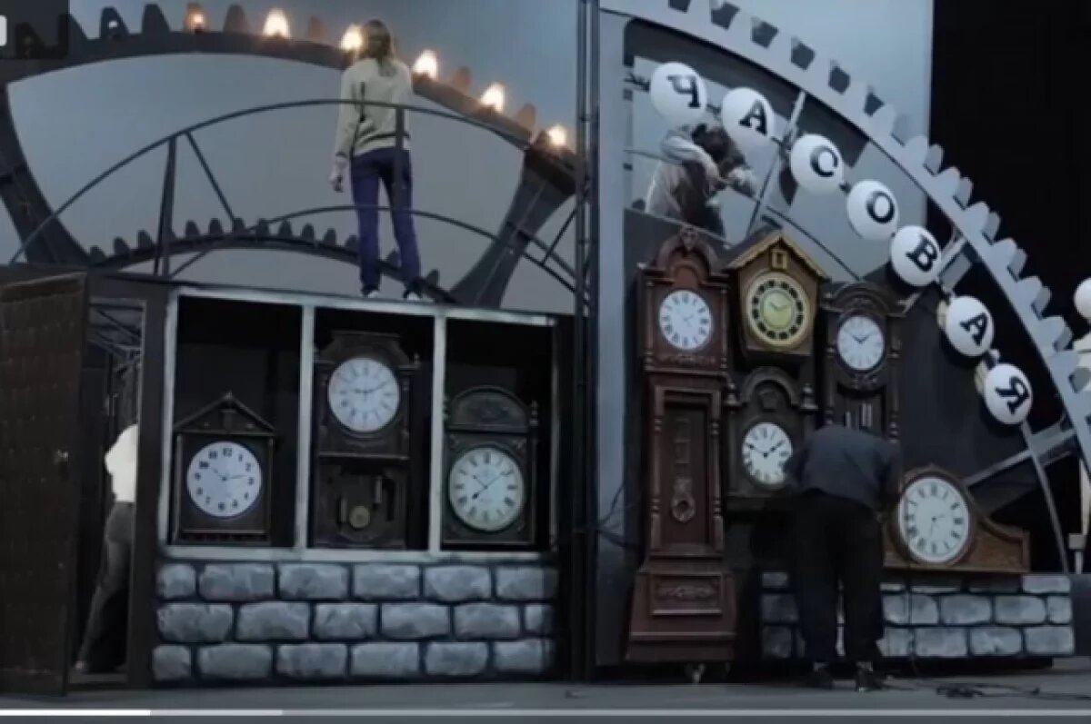    Работники театральных цехов готовят декорации, реквизиты и создают различные спецэффекты для каждого спектакля.