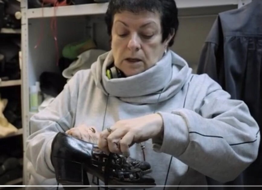    Начальник обувного цеха Карина Хачатурова знает, как важно внимание к деталям в её работе. Фото: Кадр из фильма