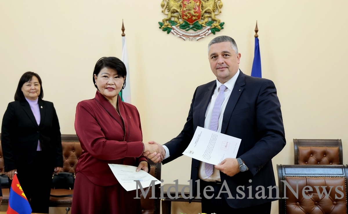 Заместитель министра транспорта Димитар Недялков (справа) и посол Монголии в Болгарии Саянаа Лхагвасурэн