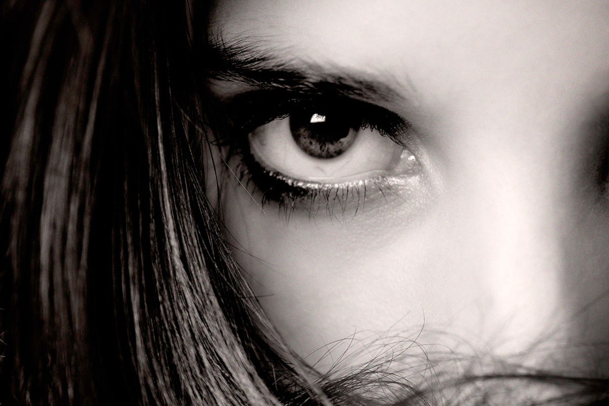 Гипноз вызывает диссоциацию, разделяя контроль мозга. Одна часть поддается внушению, другая временно отключается