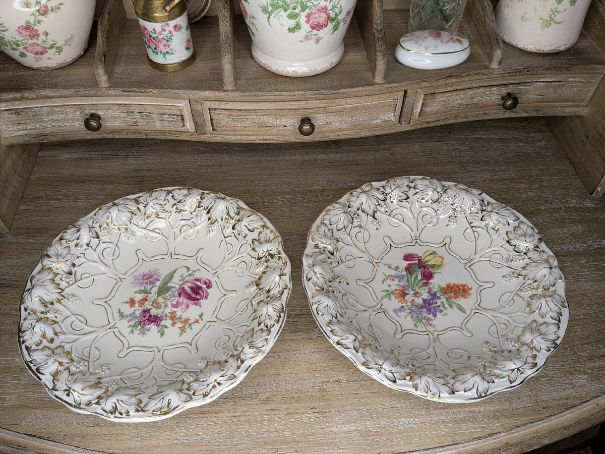 "Виноград" - с тюльпаном 1954 года выпуска, с ирисом - 1959 года выпуска