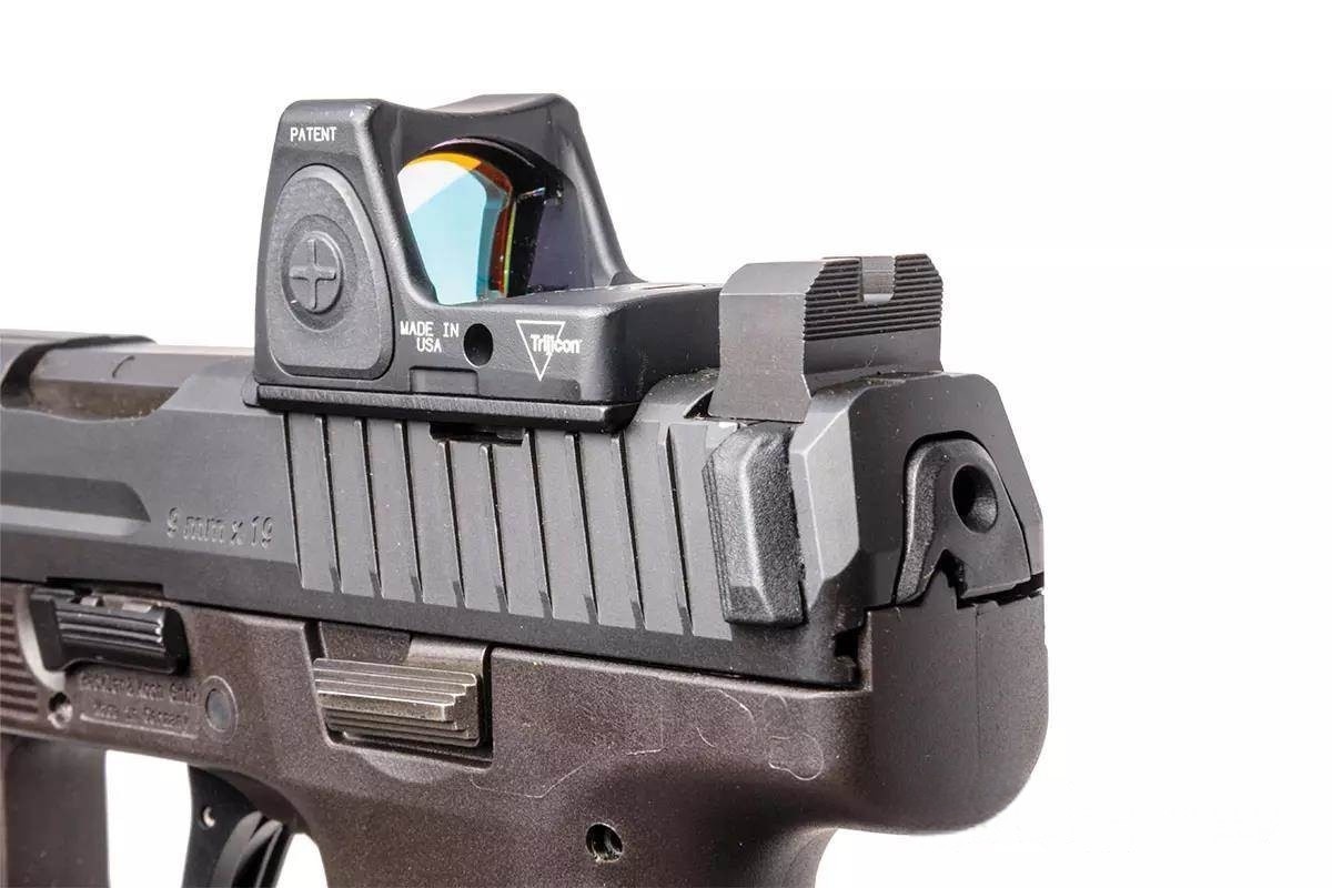 Серия HK VP9A1 продолжает традиции оригинальной модели, добавляя новые элементы под затвором. Эти выступы выполняют роль рычагов, облегчая движение затвора.