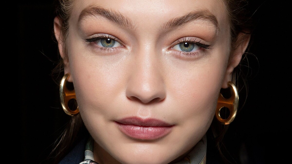 Хотите разнообразия? Гладко зачесанный назад короткий боб выглядит совсем по-другому.