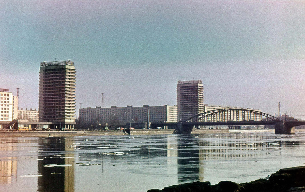 Северная и южная восемнадцатиэтажные башни у моста имени Володарского в Ленинграде, СССР, начало 1980-х. Фото из интернета