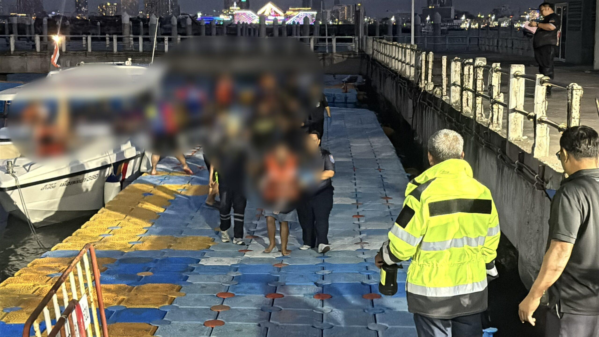 Некоторым спасенным пришлось помогать идти, настолько обессилели люди. 