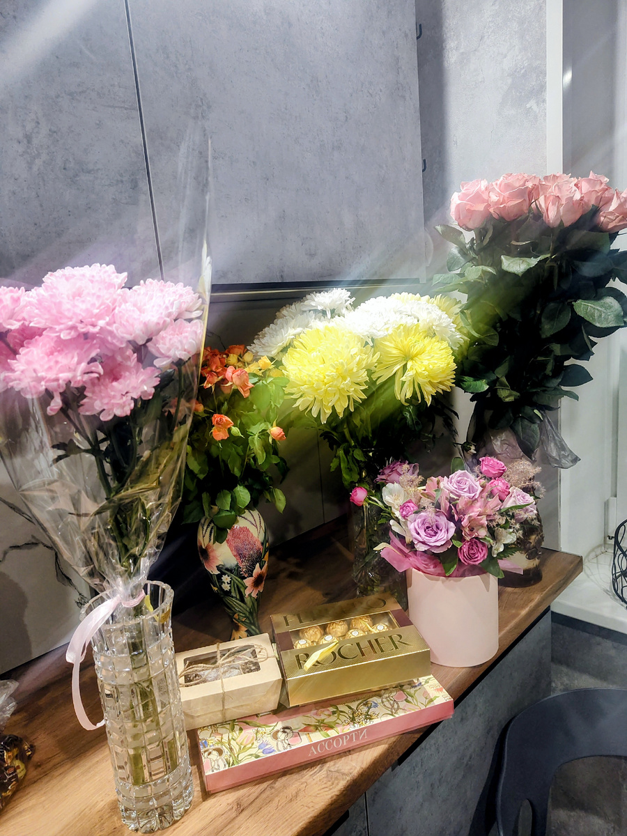 Водички я, конечно, цветам подлила, но всё равно не факт, что они меня дождутся(