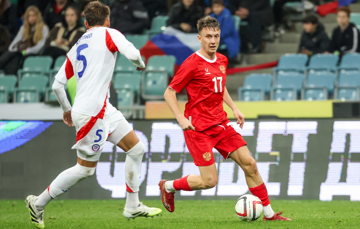    Полузащитник сборной России Александр Головин (справа)  Дмитрий Феоктистов/ТАСС