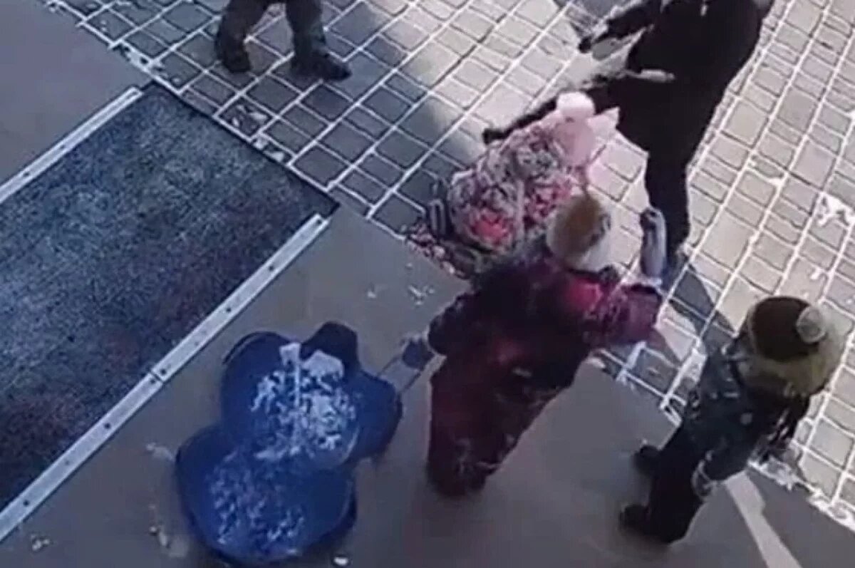    В Хабаровске полиция проверяет видео с издевательством над ребёнком