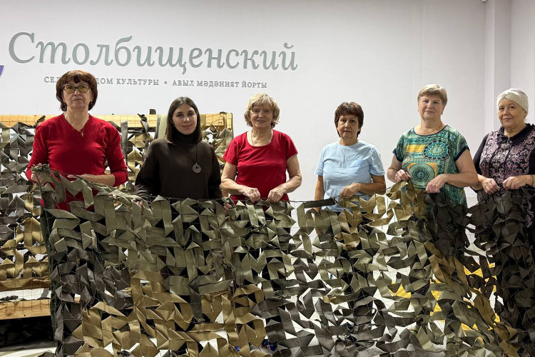    Около 330 неравнодушных жителей и волонтеров трудятся в тылу — плетут маскировочные сети, шьют костюмы, дождевики, плащи, толстовки, одеяла, готовят сухие пайки и многое другое.   
Фото: «БИЗНЕС Online»