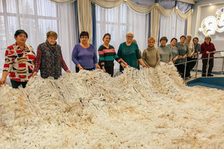    В 2024 году фонд подавал заявку на грант и выиграл 1 млн рублей. На эти деньги оборудовали помещение для пошива и раскройки одеял, провели проводку, закупили швейное оборудование: пять швейных машин, три профессиональных оверлока.   
Фото: «БИЗНЕС Online»