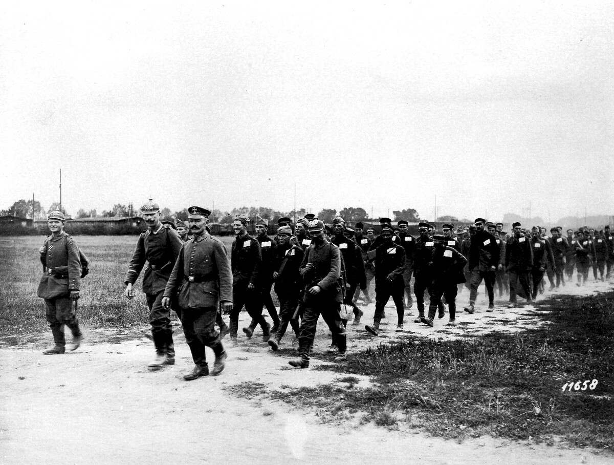 Американские военнопленные под конвоем немцев. Западный фронт, 1918 год.