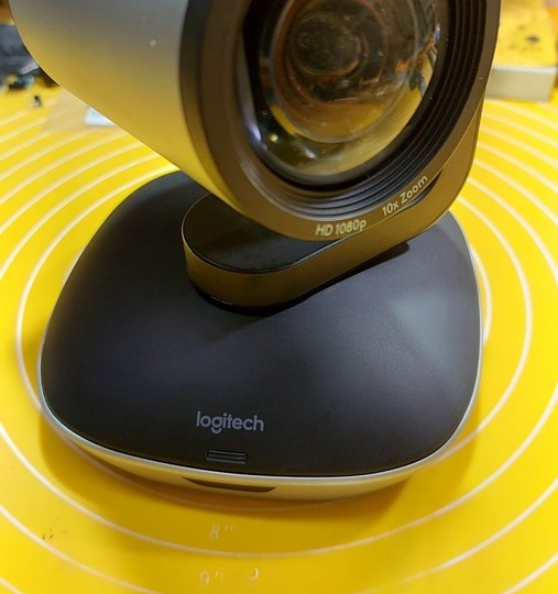 Камера для конференций Logitech PTZ Pro 2. Сломано крепление поворотного механизма головы.